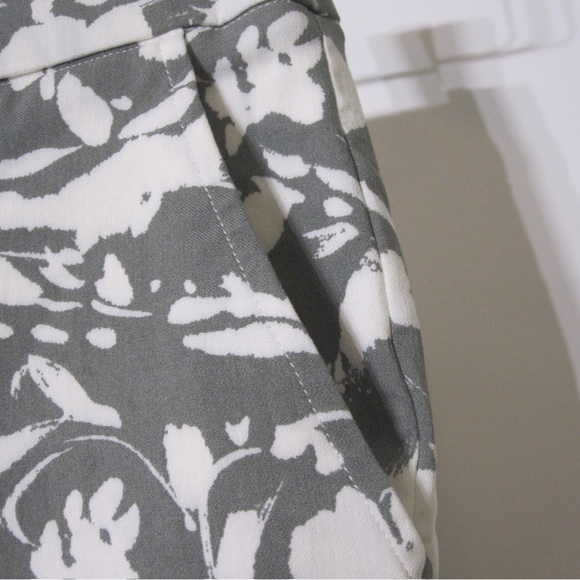 Preloved Wynne Layers flatter fit pants in grey and white floral pattern. 12P - Picture 4 of 5